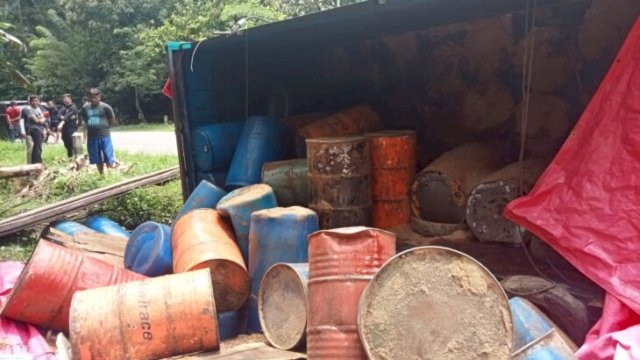 Kondisi mobil truk yang terbalik di Desa USA, Kecamatan Palakka, Bone. Truk tersebut mengangkut puluhan drum dan jerigen berisi solar yang diduga ilegal. (FOTO: Muh Irham / Republiknews.co.id)