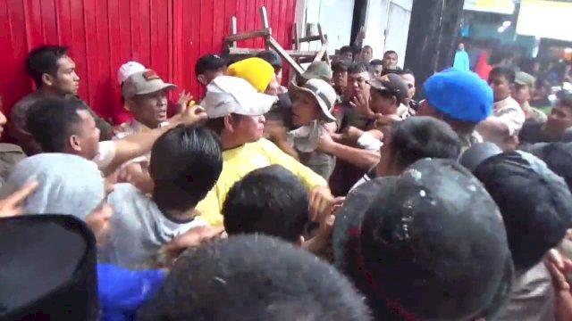 Penertiban bagunan di Depan Kawasan Balla Lompoa di Jalan K.H. Wahid Hasyim, Sungguminasa, Kabupaten Gowa, berlansung ricuh, Jumat (17/02/2023). (Istimewa)