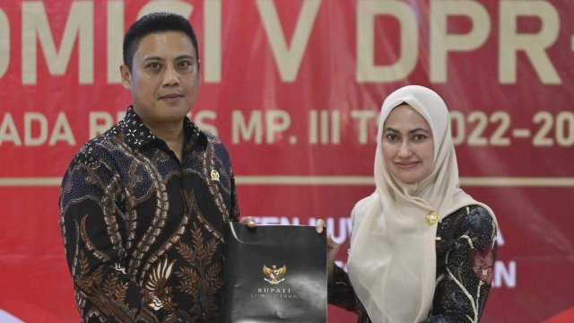 Wakil Ketua Komisi V DPR RI Andi Iwan Darmawan Aras menerima dokumen sembilan program yang diusul Bupati Luwu Utara Indah Putri Indriani. Jumat (17/02/2023)
