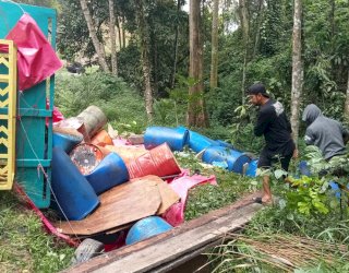 Truk Pengangkut Ribuan Liter Solar Kecelakaan di Bone, Polisi Bungkam