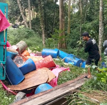 Truk Pengangkut Ribuan Liter Solar Kecelakaan di Bone, Polisi Bungkam