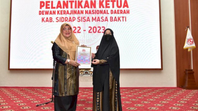 Ketua Dekranasda Sulsel Naoemi Octarina, melantik Suhara Dollah Mando sebagai Ketua Dekranasda Kabupaten Sidrap, Kamis (16/02/2023). (Istimewa)