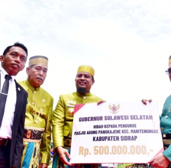 Gubernur Sulsel Serahkan Rp 500 Juta Hibah untuk Masjid Agung Sidrap