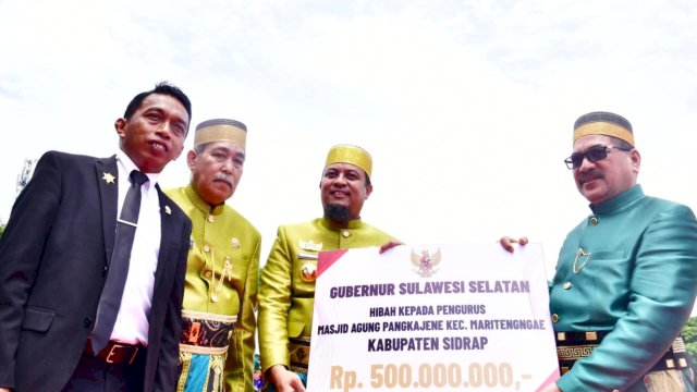 Gubernur Sulsel Andi Sudirman Sulaiman, menyerahkan secara simbolis hibah bantuan keuangan kepada pengurus Masjid Agung Sidrap, Sabtu (18/02/2023). (Istimewa)