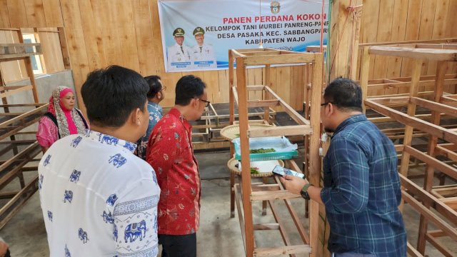 Tim Kanwil Kemenkumham Sulsel saat melakukan peninjauan proses pembuatan Tenun Sutera Sengkang, Minggu (19/02). (Dok. Humas Kanwil Kemenkumham Sulsel)