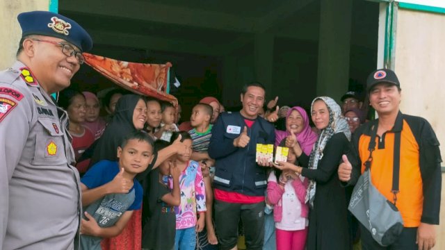 Ketua PMI Kota Makassar Syamsu Rizal (Deng Ical), saat menyalurkan bantuan untuk korban banjir, Sabtu (18/02/2023). (Istimewa)