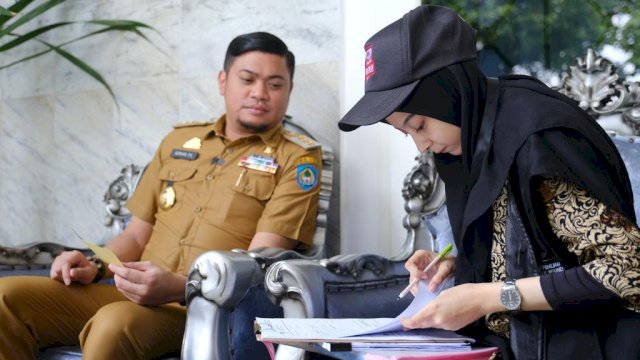 Petugas Coklit KPU Gowa saat melakukan proses coklit data pemilih kepada Bupati Gowa Adnan Purichta Ichsan di Rujab Bupati Gowa, Senin (20/02). (Dok. Humas Gowa)