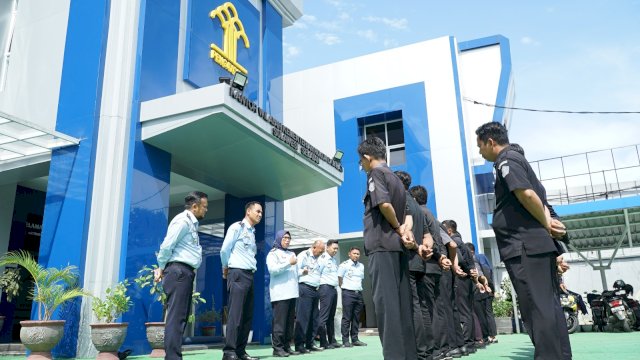 Kadivmin Kanwil Kemenkumham Sulsel Indah Rahayuningsih saat memberikan arahan kepada para security dan OB agar bisa memberikan layanan optimal untuk mewujudkan Kanwil Kemenkumham Sulsel meraih predikat WBBM. (Dok Kanwil Kemenkumham Sulsel)