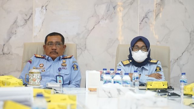 Kakanwil Kemenkumham Sulsel Liberti Sitinjak di sela-sela menghadiri Sosialisasi Petunjuk Teknis Pelaksanaan Evaluasi Pembangunan Zona Integritas (ZI) Menuju Wilayah Bersih dari Korupsi (WBK)/Wilayah Birokrasi Bersih dan Melayani (WBBM) yang dilaksanakan oleh Inspektorat Jenderal Kemenkumham RI secara daring di Ruang Rapat Kakanwil Kemenkumham Sulsel Liberti, Senin (20/02). (Dok. Humas Kanwil Kemenkumham Sulsel)