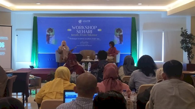 Plt Kepala Dinas Kominfo-SP Sulsel Sukarniaty Kondolele, saat menjadi Pemateri kegiatan yang digelar Unicef bersama AJI Makassar, Senin (20/02/2023). (Istimewa)