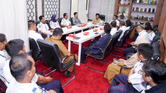 Pj Sekprov Sulsel Andi Aslam Patonangi,, bersama Kepala PPTB Kementerian Perhubungan RI Marwanto Heru Santoso, melakukan penyerahan BAST, Senin (20/02/2023). (Istimewa)