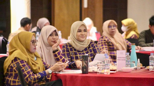 Bunda PAUD Kabupaten Gowa Priska Paramita Adnan saat menghadiri Sosialisasi Kebijakan dan Rapat Koordinasi Pengembangan Anak Usia Dini Holistik Integratif (PAUD HI), di Hotel Four Point by Sheraton Makassar, kemarin. (Dok. Humas Gowa)