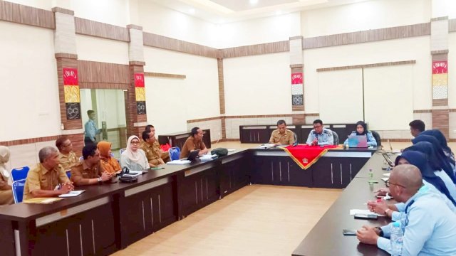 Jajaran tim Kanwil Kemenkumham Sulsel bersama pejabat Pemkab Selayar saat melakukan harmonisasi ranperda di Aula Kanwil Kemenkumham Sulsel, kemarin. (Dok. Humas Kanwil Kemenkumham Sulsel)