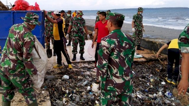 Anggota Kodim 1415 Kepulauan Selayar saat membersihkan sampah di pesisir Pantai, Selasa (20/02/2023). (Istimewa)