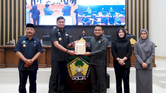 Bupati Gowa Adnan Purichta Ichsan didampingi Wakilnya Abd Rauf Malaganni saat menyerahkan dua buah ranperda di Ruang Rapat Paripurna, DPRD Kabupaten Gowa, kemarin. (Dok. Humas Gowa)