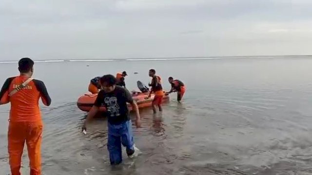 Ket : Tim Sar Gabungan saat melakukan pencarian korban.  (Foto.ist)