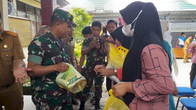 Dandim 1415 Kepulauan Selayar Letkol Inf Nanang Agung Wibowo, saat memantau pelaksanaan Pasar Murah, Selasa (21/02/2023). (Istimewa)