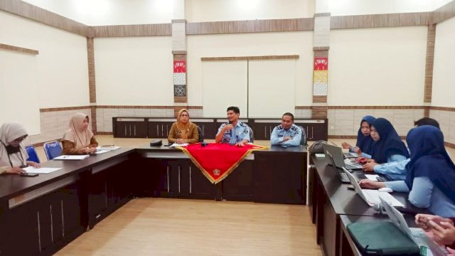 Tim Kanwil Kemenkumham Sulsel saat melakukan pertemuan dengan Pemerintah Kabupaten Gowa dalam hal Rapat Harmonisasi Ranperbu Gowa di Aula Kanwil Kemenkumham Sulsel, kemarin. (Dok. Humas Kanwil Kemenkumham Sulsel)