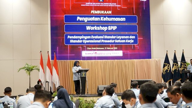 Kepala Divisi Administrasi Kantor Wilayah Kementerian Hukum dan HAM Sulawesi Selatan Indah Rahayuningsih saat memberikan sambutan pada kegiatan yang dilaksanakan Kanwil Kemenkumham Sulsel di Hotel Claro Makassar, Selasa (21/02). (Dok. Humas Kanwil Kemenkumham Sulsel)