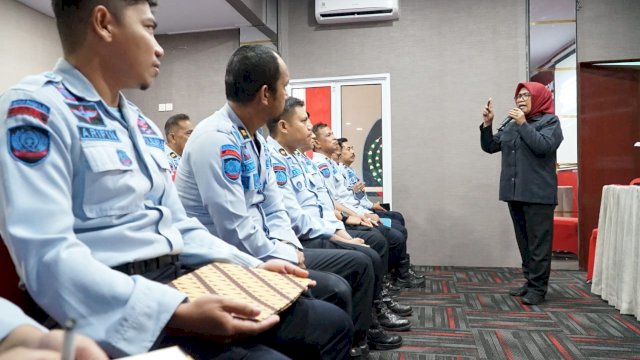Kadivmin Kanwil Kemenkumham Sulsel Indah Rahayuningsih saat memberi penguatan terkait Pembangunan Zona Integritas (ZI) menuju WBK/WBBM kepada jajaran Rumah Tahanan Negara Kelas IIB Pangkajene, Rabu (22/02). (Dok. Humas Kanwil Kemenkumham Sulsel)
