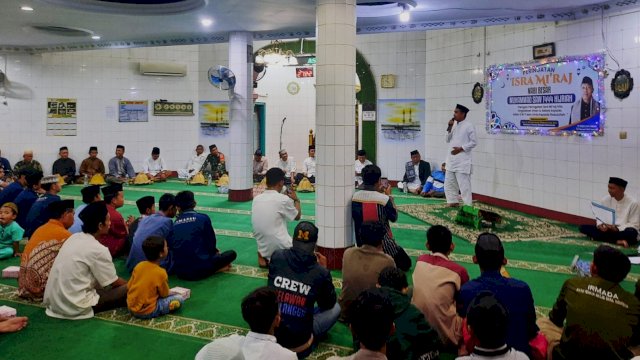 Ketua DPRD Kota Makassar Rudianto Lallo, memberikan sambutan Peringatan Isra Mi'raj di Masjid Babul Falah, Kelurahan Buloa, Kecamatan Tallo, Selasa (21/02/2023). (Istimewa)