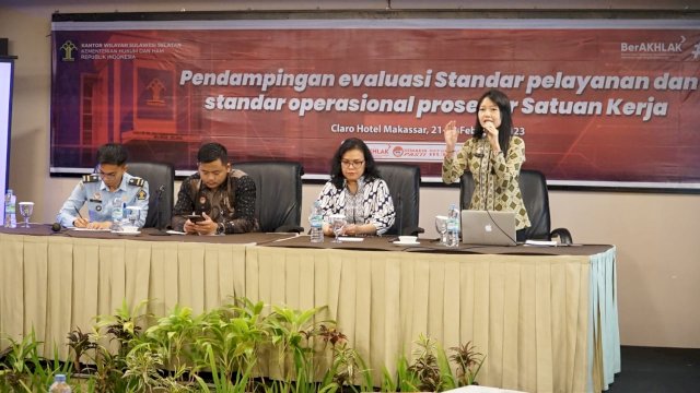Satker lingkup Kanwil Kemenkumham Sulsel mengikuti Pendampingan Standar Pelayanan dan Standar Operasional Pelayanan (SOP), di Hotel Claro Makassar, Rabu (22/02). (Dok. Humas Kanwil Kemenkumham Sulsel)