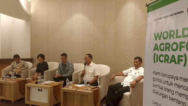 Asisten Bidang Ekonomi Pembangunan dan Kesejahteraan Pemerintah Provinsi Sulawesi Selatan Ichsan Mustari (kedua kanan) didampingi Kepala Bidang Perencanaan Pengendalian dan Evaluasi Pembangunan Daerah Pemprov Sulsel Andi Muhammad Arifin Iskandar, Kepala Kerjasama Pembangunan Internasional (Global Affairs Canada) Kedutaan Besar Kanada untuk Indonesia Kevin Tokar (tengah), Direktur World Agroforestry (ICRAF) Indonesia Sonya Dewi, dan Direktur Sistem dan Prosedur, Pemantauan, Evaluasi dan Pengendalian Pembangunan selaku Sekretaris Sekretariat Satu Data Indonesia Tingkat Pusat, Hari Dwi Korianto, di sela-sela Evalusai RPJPD Sulawesi Selatan di Tulip Ballroom, Four Points Hotel Makassar, Jalan Andi Djemma, Makassar, Rabu (22/02). (Chaerani/Republiknews.co.id) 