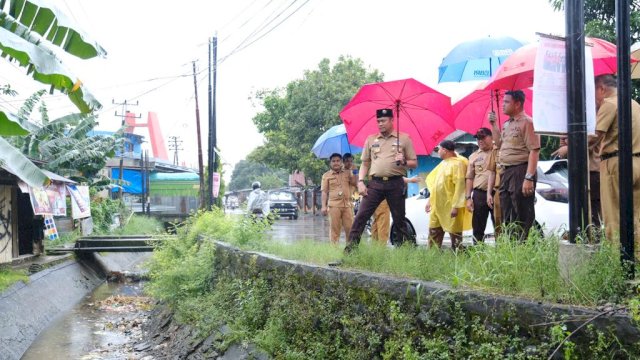Bupati Gowa Adnan Purichta Ichsan saat meninjau langsung lokasi pembebasan lahan untuk pembangunan jalan baru dalam rangka mengurai kemacetan, kemarin. (Dok. Humas Gowa)