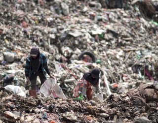 Ribuan Ton Limbah Elektronik Ancam Keberlangsungan Hidup Anak-anak di Makassar