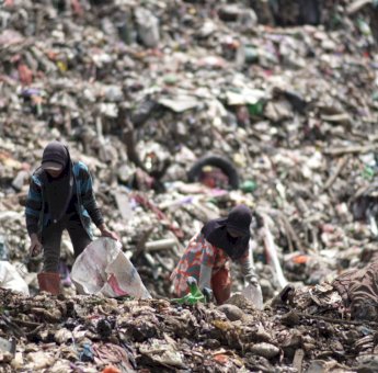 Ribuan Ton Limbah Elektronik Ancam Keberlangsungan Hidup Anak-anak di Makassar