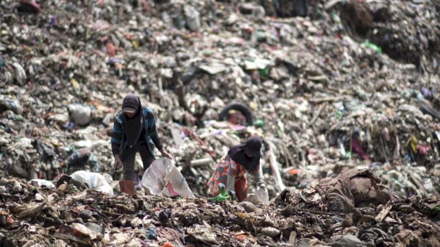 Aktivitas pemulung perempuan di TPA Antang, Kota Makassar belum lama ini. Berdasarkan riset Save the Children, ribuan ton sampah elektronik akan memberikan ancaman keselamatan hidup bagi anak-anak. (Dok. Save the Children) 