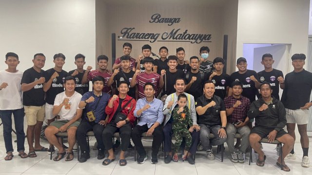 Ketua DPRD Kota Makassar Rudianto Lallo, saat melepas pemain sepak bola Makassar City FC, Kamis (23/03/2023). (Istimewa)