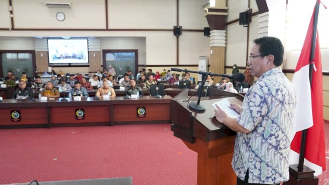 Pj Sekda Sulsel Andi Aslam Patonangi, saat membuka Rapat Koordinasi Pengawasan DPW AAIPI Sulsel 2023, Kamis (23/02/2023). (Istimewa)