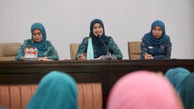 Ketua TP PKK Kabupaten Gowa, Priska Paramita Adnan saat membuka Rapat Koordinasi TP PKK Gowa di Gedung PKK Kabupaten Gowa, kemarin. (Dok. Humas Gowa)