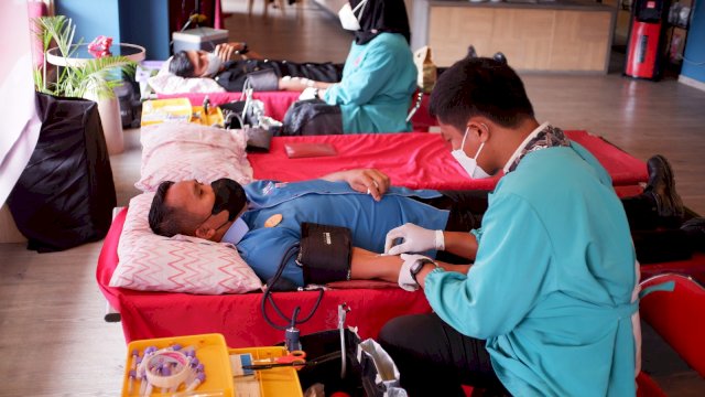 Ratusan peserta saat mengikuti aksi Donor Darah Mercure Makassar bertajuk "Get Healthy, Save Lives", di Lobby Hotel Mercure Makassar, Kamis (23/02). (Dok. Mercure Hotel Makassar)
