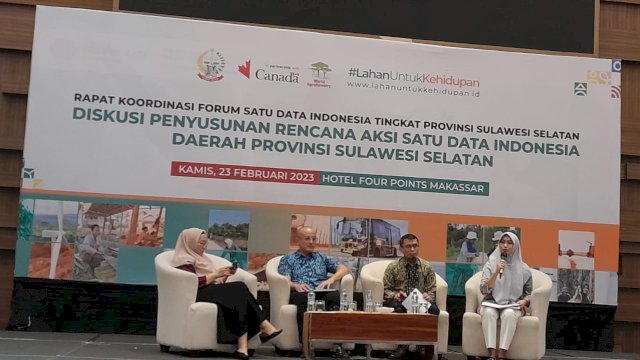 Plt Kepala Dinas Kominfo-SP Prov. Sulsel Sukarniaty Kondolele, saat menjadi narasumber pada kegiatan Rapat Koordinasi Forum satu data Indonesia Tingkat Sulsel, Kamis (23/02/2023). (Istimewa)