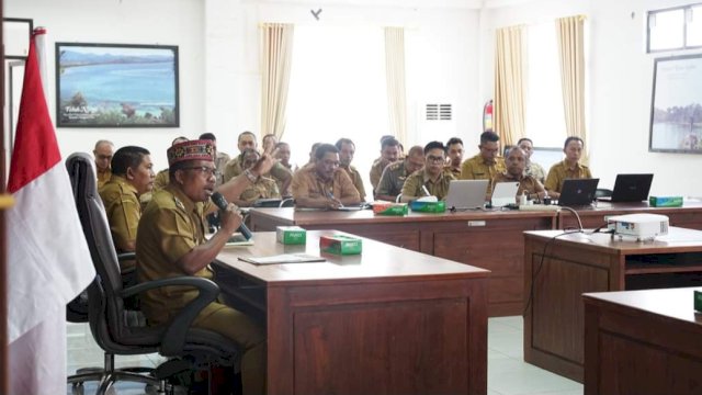 Wakil Bupati Manggarai Timur, Siprianus Habur, saat membuka Forum Konsultasi Publik Rancangan Awal RKPD Kabupaten Manggarai Timur, Selasa (21/2/2023). (Istimewa)