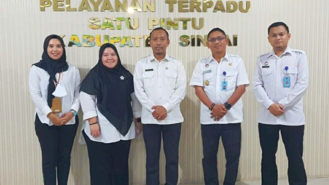 Tim Kanwil Kemenkumham Sulsel saat melakukan sosialisasi informasi layanan AHU di Pemkab Sinjai dengan melakukan koordinasi dengan Dinas PTSP setempat, Jumat (24/02/2023). (Dok. Humas Kanwil Kemenkumham Sulsel)
