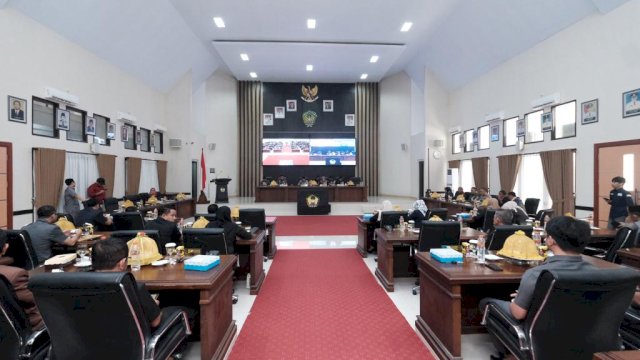 Susana Rapat Paripurna Penyampaian Pemandangan Umum Fraksi-Fraksi DPRD Kabupaten Gowa terhadap Ranperda Pencabutan Peraturan Daerah Nomor 2 Tahun 2022 tentang Wajib Masker dan Penerapan Protokol Kesehatan dalam Pencegahan Covid-19, di Ruang Rapat Paripurna DPRD Kabupaten Gowa, kemarin. Dalam rapat ini sebanyak delapan fraksi menyetujui perda tersebut dicabut. (Dok. Humas Gowa)