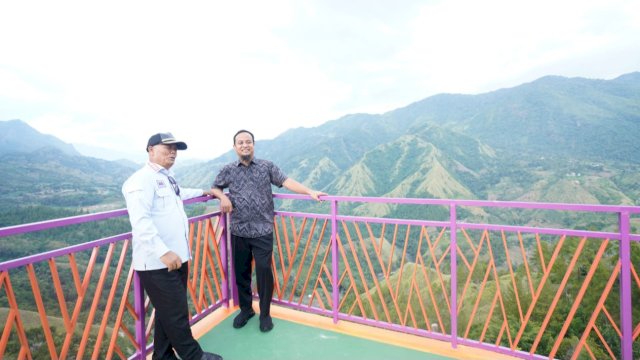 Gubernur Sulsel Andi Sudirman Sulaiman, didampingi Bupati Enrekang Muslimin Bando, saat meninjau Kawasan Emas Andalan 360&deg;, Jumat (24/02/2023). (Istimewa)