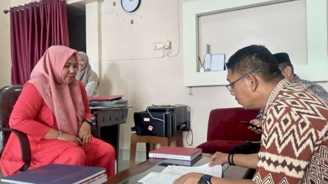 Tim Kanwil Kemenkumham Sulsel saat melakukan evaluasi hasil pemeriksaan protokol notaris di salah satu kantor notaris di Kabupaten Sinjai, kemarin. (Dok. Humas Kanwil Kemenkumham Sulsel)