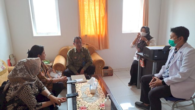 Tim MPWN Kanwil Kemenkumham Sulsel saat melakukan pengawasan dan pembinaan kepada notaris di Kabupaten Luwu Timur, kemarin. (Dok. Humas Kanwil Kemenkumham Sulsel)