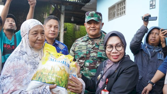 Sekretaris Daerah Kabupaten Gowa Kamsina saat menyerahkan beras kepada warga pada Operasi Pasar di Desa Bontoala, Kecamatan Pallangga, kemarin. Pada operasi ini pemerintah daerah menawarkan beras dengan harga terjangkau ditengah terjadinya kenaikan harga. (Dok. Humas Gowa)