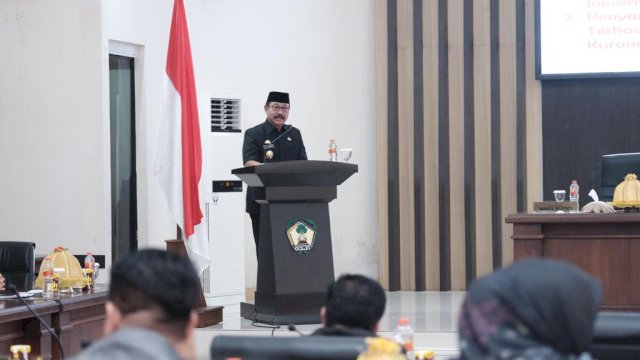 Wabup Gowa Abd Rauf Malaganni saat memberikan tanggapan mewakili Bupati Gowa atas Ranperda Inisiatif DPRD Gowa Tentang Bantuan Hukum Bagi Masyarakat Kurang Mampu, di Ruang Rapat Paripurna DPRD Kabupaten Gowa, kemarin. (Dok. Humas Gowa)