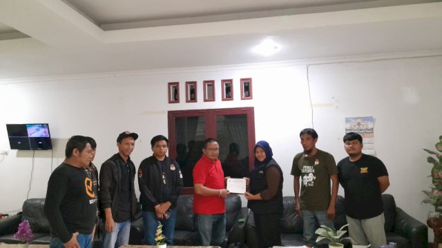 Anggota DPR RI Fraksi Golkar, Muhammad Fauzi saat disambangi petugas Pantarlih di kediamannya Desa Sapta Marga Luwu Utara. Sabtu (25/02/2023)