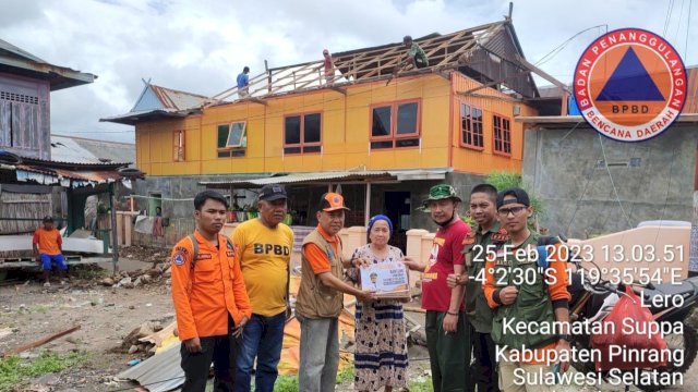 Penyaluran bantuan kepada korban angin kencang di Kabupaten Pinrang oleh personel BPBS Pemprov Sulsel, Sabtu (25/02/2023). (Istimewa)