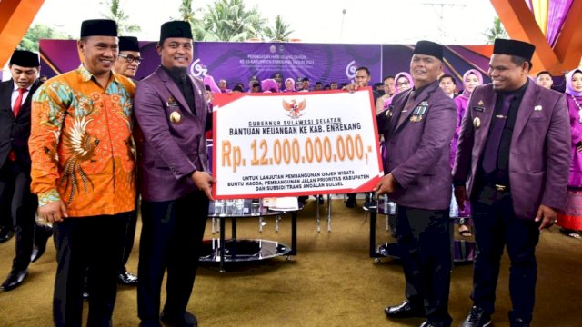 Gubernur Sulsel Andi Sudirman Sulaiman, menyerahkan secara simbolis bantuan keuangan kepada Bupati Enrekang Muslimin Bando, Sabtu (25/02/2023). (Istimewa)