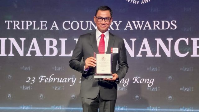 Direktur Utama PLN Darmawan Prasodjo, saat menerima penghargaan The Best Green Loan pada ajang internasional Triple A Country Awards for Sustainable Finance 2022 dari The Asset, di Hong Kong, Kamis (23/02/2023). (Istimewa)