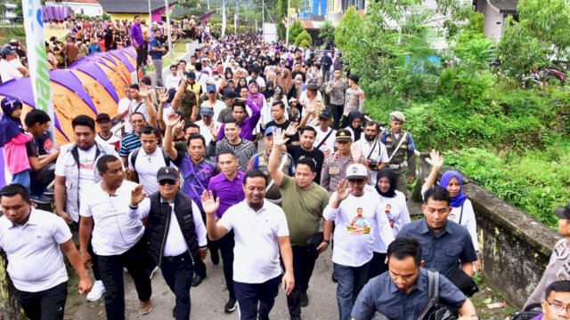 Gubernur Sulsel Andi Sudirman Sulaiman, saat mengikuti Jalan Sehat Sulsel Anti Mager di Anjungan Sungai Mata Allo, Kabupaten Enrekang, Sabtu (25/02/2023). (Istimewa)