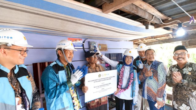 Ket : Waris, Warga Desa Labissa, Kabupaten Bone, turut merasakan kebahagiaan dan manfaat dari program Bantuan Pemasangan Baru Listrik (BPBL) (Istimewa)